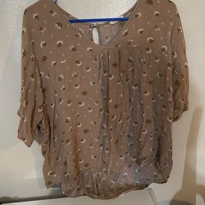 A short sleeve shirt size L